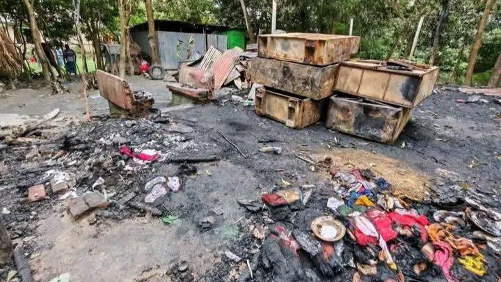 কোম্পানীগঞ্জে আগুনে পুড়ে ছাই মাইক্রোবাসচালকের ঘর, নিঃস্ব পরিবার